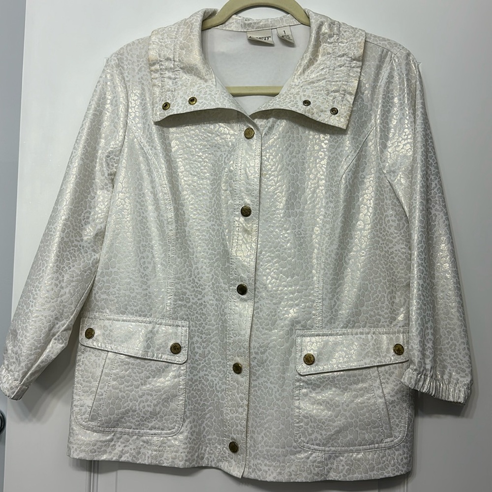 Zenergy Wind Breaker Jacket Women Chicos Size 1 Beige Animal Print Snap Close